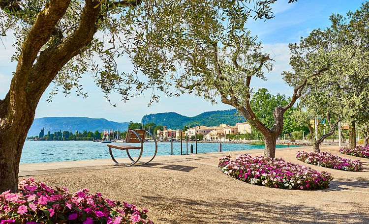 Bardolino ☀️ Lago di Garda - Bardolino, borgo incantato sul Garda. Cosa vedere a Bardolino - Scopri le più belle spiagge di Bardolino e Cisano.