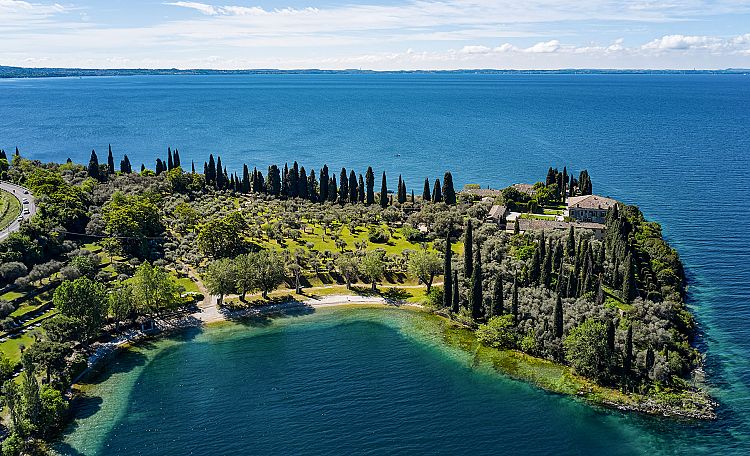 Baia delle Sirene Park ☀️ Lake Garda - Baia delle Sirene Park, a splendid beach on Lake Garda a stone's throw from Punta San Vigilio.