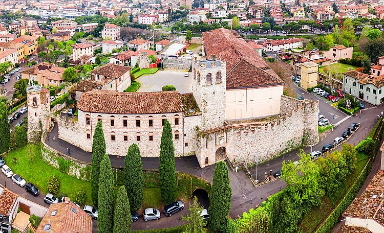 Castello di Desenzano del Garda - Il Castello di Desenzano del Garda, un tempo rifugio, ora sede di mostre, spettacoli e favoloso punto panoramico.