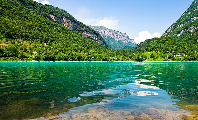 Lago di Tenno, una meraviglia color turchese - Cosa vedere sul Lago di Tenno, il meraviglioso piccolo lago vicino a Riva del Garda.