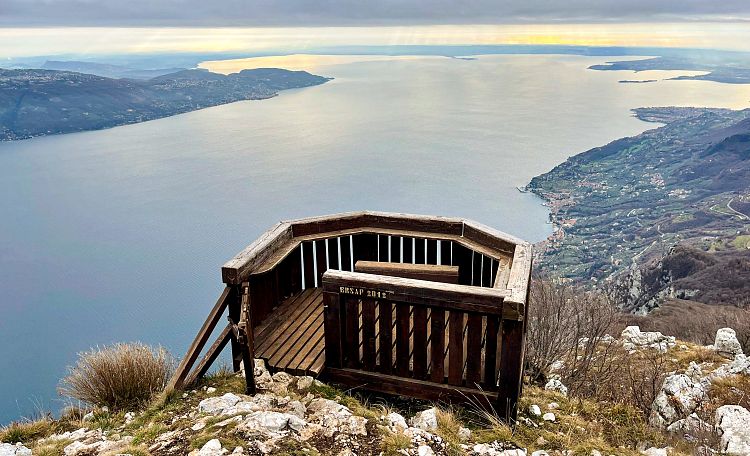 Cima Comer, il Lago di Garda visto da 1279 metri di altezza - Cima Comer, il Lago di Garda visto da 1279 metri di altezza