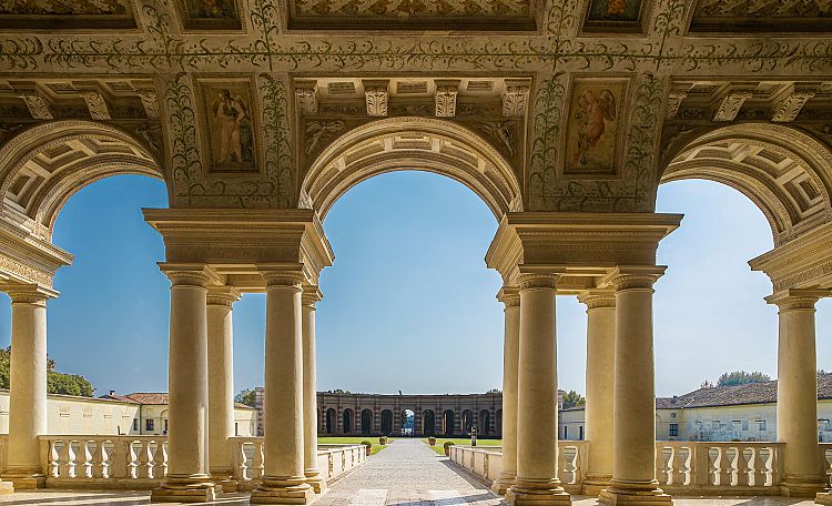 Palazzo Te: Giulio Romano's masterpiece, in the heart of Mantua - What to see in Palazzo Te, a magnificent building in Mantua built by Giulio Romano at the behest of the Gonzagas.