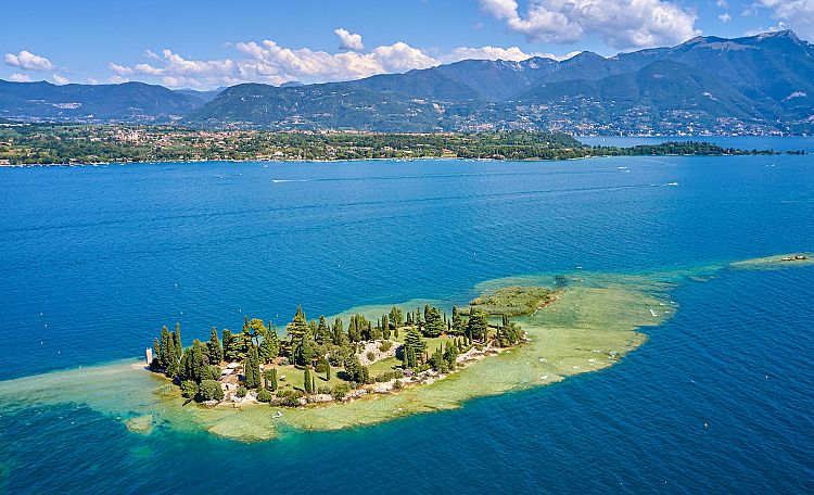 Insel San Biagio ☀️ Gardasee - Entdecken Sie die Schönheiten der Insel San Biagio (auch als Kaninchen Insel bekannt)