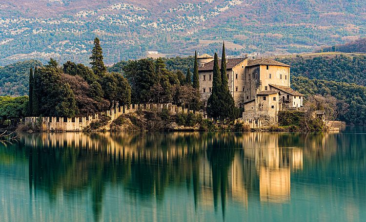 Toblino, tra il Lago e il Castello - Cosa vedere e fare al Lago di Toblino, lo splendido specchio d'acqua dalle magiche atmosfere.